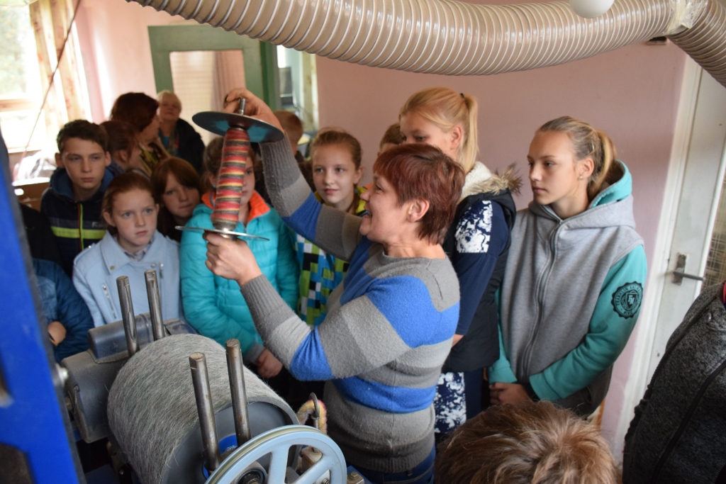 Veidojas pavediens. Sunākstes vilnas nama vadītāja Elita Vītola Bebru pamatskolas audzēkņiem stāsta un rāda dažādus vilnas apstrādes cikla posmus.
Autors: Imants Kaziļuns