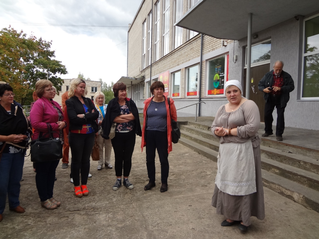 ĪSTĀ LAUKU SAIMNIECE Sarmīte Stepiņa ekskursantus sagaidīja pie Strūžānu kultūras nama.
Autors: Ināra Sudare