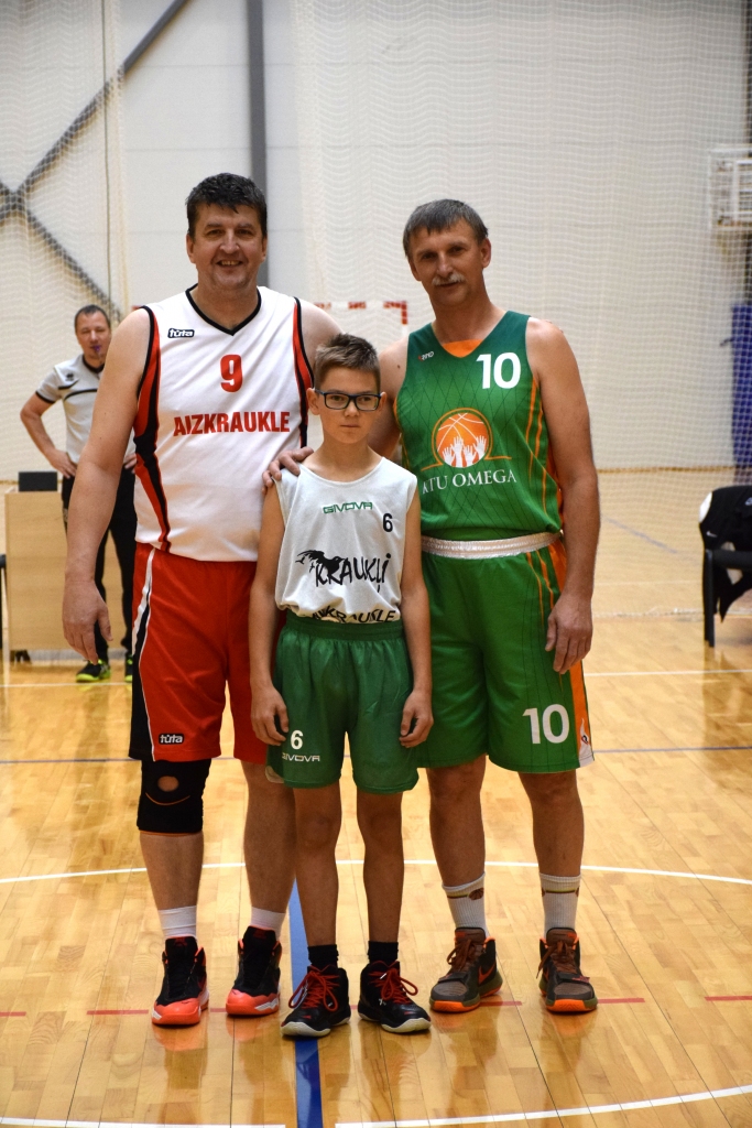 Nākotne ir bērnos. Turnīra pirmajā spēlē bumbu izmeta Matīss Skudrovs (vidū), līdzās aizkrauklietis Edgars Kukulis (no kreisās) un Lietuvas komandas spēlētājs.
Autors: Viesturs Kaktiņš