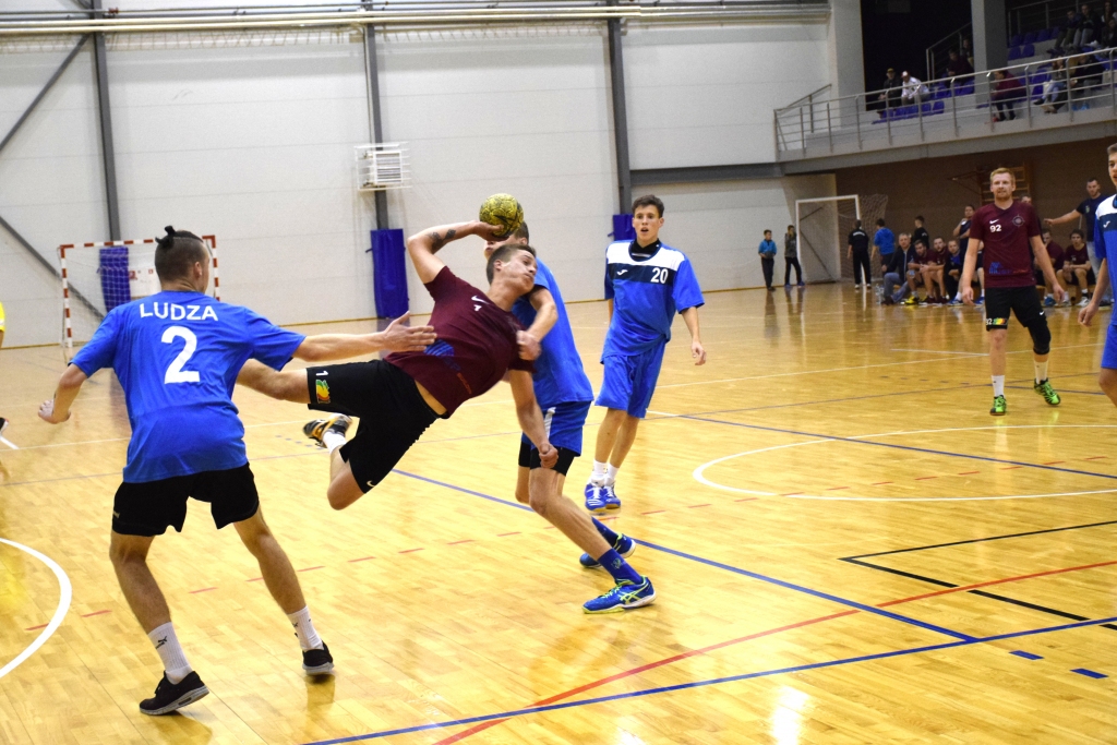 Neapturamais. Vienības “Skrīveri/Aizkraukle” rezultatīvākais mača spēlētājs Mārtiņš Dāvidnieks izspraucas cauri pretinieku sienai un gūst kārtējo punktu.
Autors: Viesturs Kaktiņš