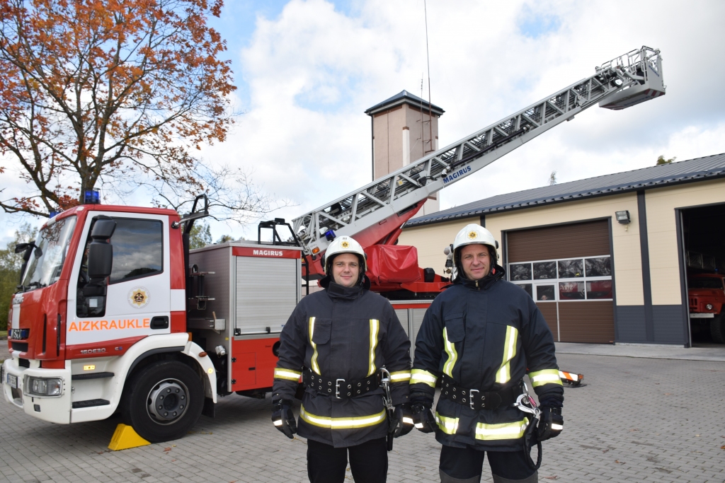 KĀPŅU GALĀ LIELS GROZS. Ugunsdzēsēji glābēji-autovadītāji Aigars Savickis (no kreisās) un viņa brālis Edgars Savickis stāsta, ka ar jauno autopacēlāju  vieglāk un ērtāk var izglābt cilvēkus no degošiem objektiem lielā augstumā. 

Autors: Guna Mikasenoka