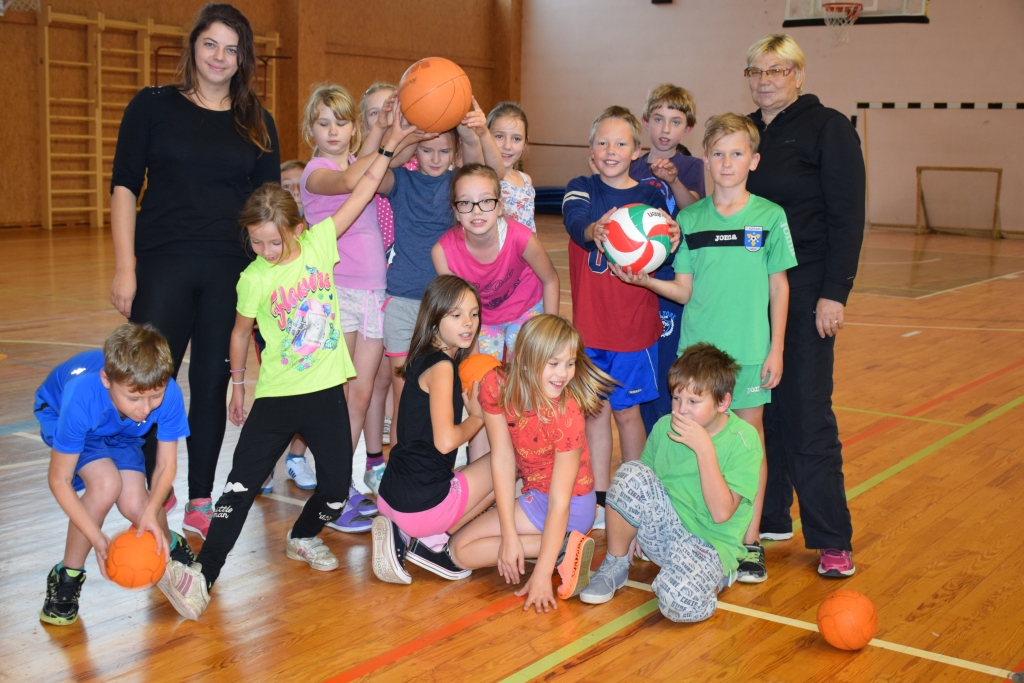 Sporta stunda. Jaunjelgavas vidusskolas 4. klase un sporta skolotāja Anita Jegorova (no labās), kura skolā strādā 45 gadus, un viņas audzēkne Līva Kopāne, kura pieteica skolotāju akcijai. Līva mācās par sporta skolotāju un šobrīd ir praksē Jaunjelgavas vidusskolā.                  
Autors:  Līga Patmalniece