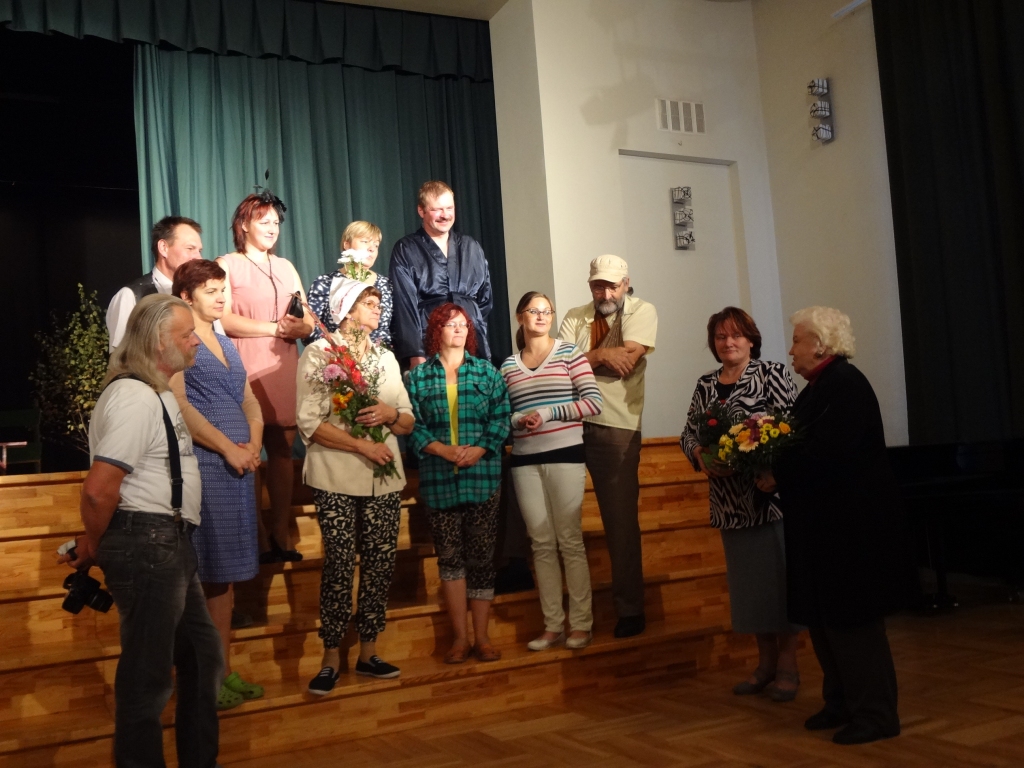 “Mēs gribam redzēt autori vaigā!” pēc izrādes, lai pateiktos par lugu, vietalvieši uz skatuves aicināja Moniku Zīli (no labās). Savukārt viņa pateicās gan aktieriem, gan viņu ģimenēm par spēlētprieku un izturību, vēlot tā turpināt un nezaudēt “krampi”. 

Autors: Ināra Sudare