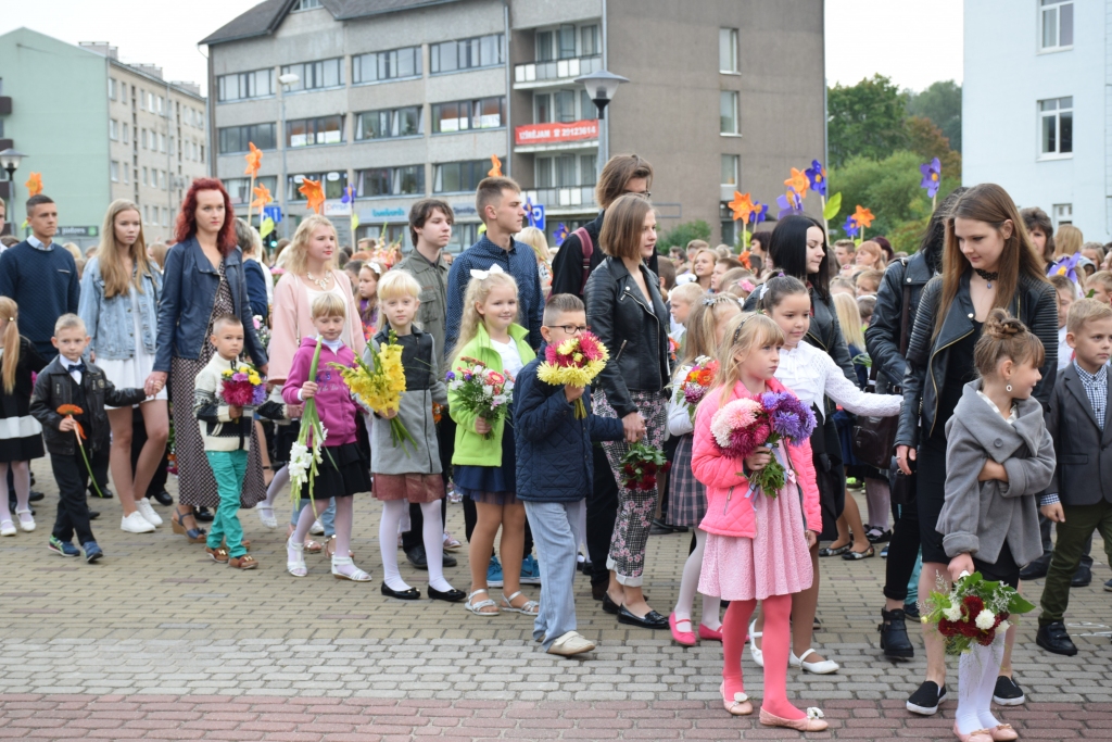 1. septembrī Aizkraukles reģiona lielākajā izglītības iestādē — Aizkraukles novada vidusskolā — mācības sāka par diviem vidusskolēniem vairāk, taču par 14 pirmklasniekiem mazāk nekā pagājušajā mācību gadā.                                                                                                   

Autors: no “Staburaga” arhīva