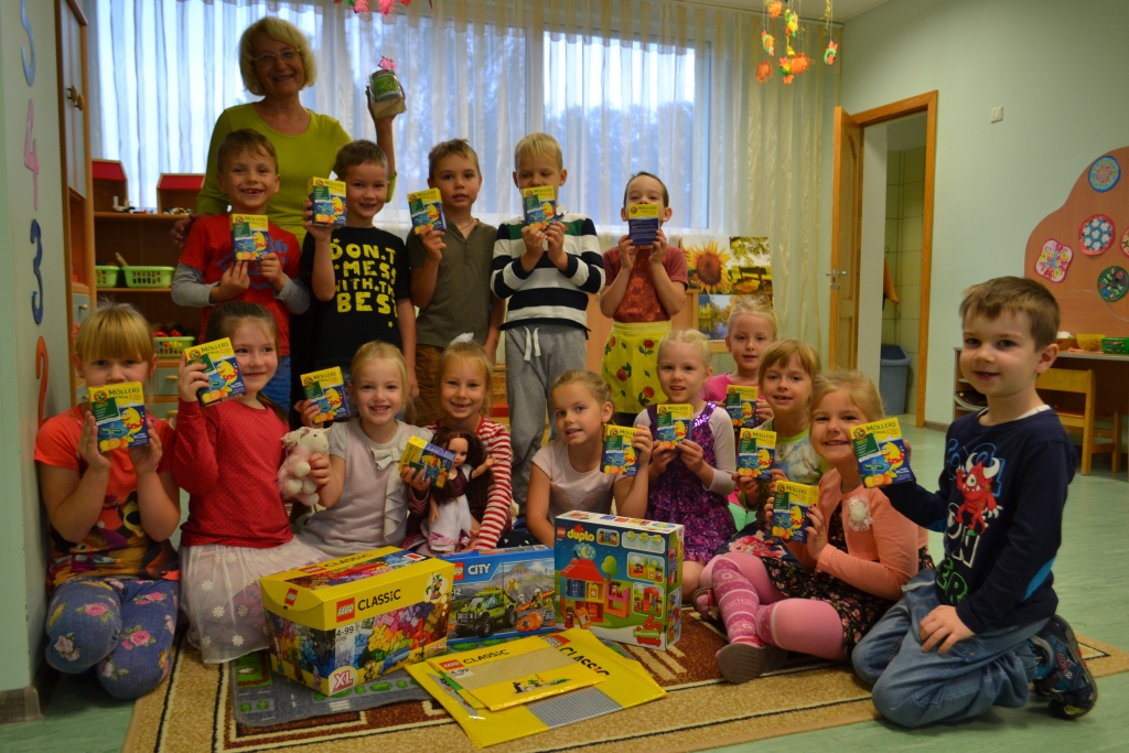 Veseli un priecīgi. Par uzvaru “Mammamuntetiem.lv” rīkotajā apsveikuma kartīšu ideju konkursā Aizkraukles bērnudārza “Zīlīte” grupas “Brūklenīte” bērni un audzinātājas balvā saņēmuši veselīgas un noderīgas balvas.