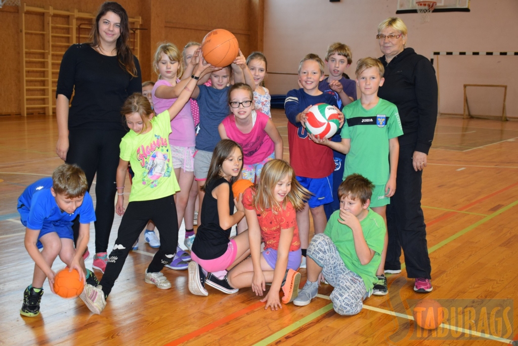 Sporta stunda. Jaunjelgavas vidusskolas 4. klase un sporta skolotāja Anita Jegorova (no labās), kura skolā strādā 45 gadus, un viņas audzēkne Līva Kopāne, kura pieteica skolotāju akcijai. Līva mācās par sporta skolotāju un šobrīd ir praksē Jaunjelgavas vidusskolā.                 
Autors: Līga Patmalniece