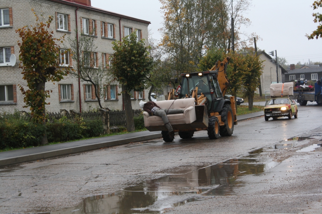 CAURI PILSĒTAI ar dīvāniem devās dažādi transporta līdzekļi. 
Autors: Sandra Pumpure