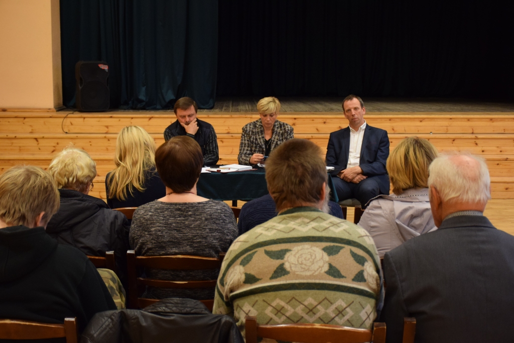 Laiks jautājumiem un ieteikumiem. Vecumnieku pašvaldības darbinieki Guntis Kalniņš (no kreisās), Aiga Saldābola un Jānis Kovals tiekas ar kurmeniešiem.