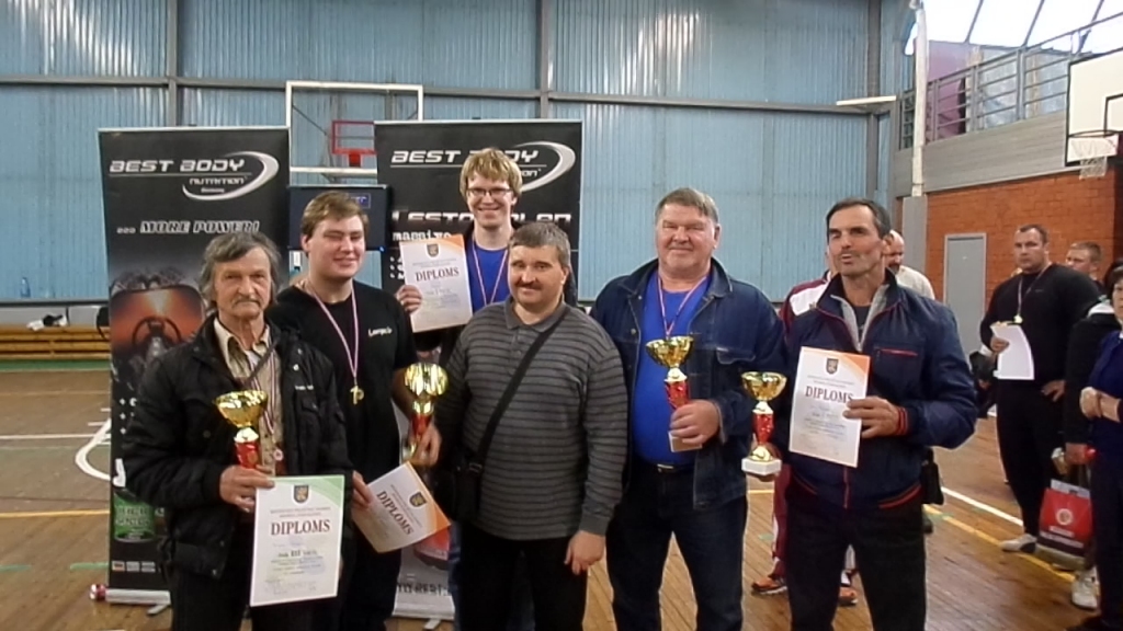 Aizkraukles sporta centra komanda: Jevgēnijs Vorobjovs (no kreisās), Oļegs Kudrjavcevs, Gints Reinholds, Jurijs Ivaņušins, Dainis Reinholds un Ivans Solovjovs.                                                                         
Autors: no sacensībām