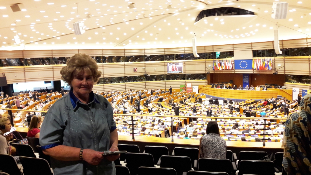 IESPAIDĪGI. Pašai redzēt zāli, kurā pieņem svarīgus lēmumus, Regīnas kundzei bija liels gandarījums. 

Autors: no Regīnas Šimkevičas albuma