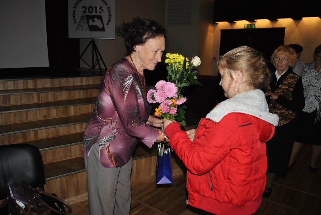 Lasītāju paldies. Pērn 14. Novadu svētkos Aizkrauklē Māra Svīre dalījās iespaidos par grāmatas “Vasaras kalnā”, kas veltīta liliju audzētājam un selekcionāram Jānim Vasarietim, tapšanu.

Autors: no “Staburaga” arhīva 