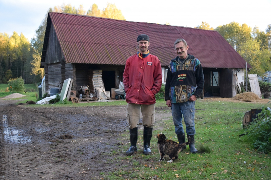 “Birznieku” saimnieks Jānis Betaks (no labās) un znots Oskars. Tā kā saimnieku bērnu ģimenes dzīvo netālu, katru dienu tās ierodas palīgā vecāku saimniecībā.
Autors: Imants Kaziļuns
