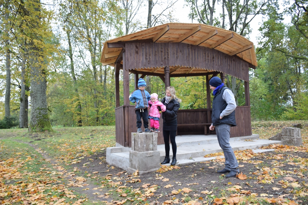 Vietējie novērtē. Kurmenieši Sanita un Andris ar bērniem Evu Evelīnu un Aleksi Aleksandru priecājas, ka Kurmenē nu kļuvis par vēl vienu sakoptu atpūtas vietu vairāk. 	                                                                                                                                                                                      
Autors: Imants Kaziļuns