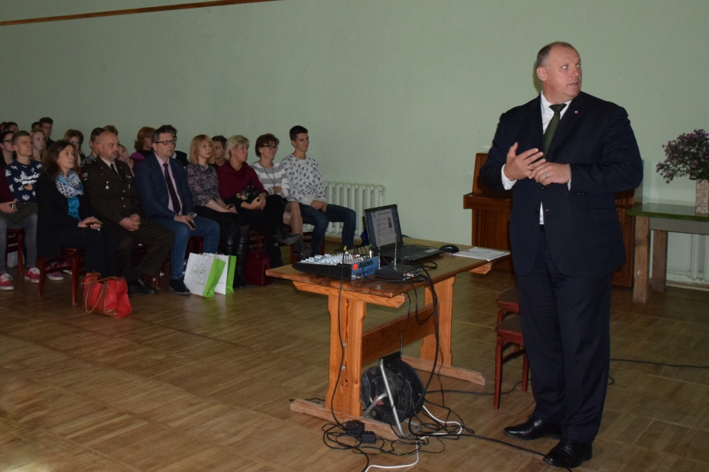Skolotājs — aizsardzības ministrs. Raimonds Bergmanis Kokneses vidusskolēniem vada lekciju par Latvijas bruņotajiem spēkiem.
Autors: Imants Kaziļuns