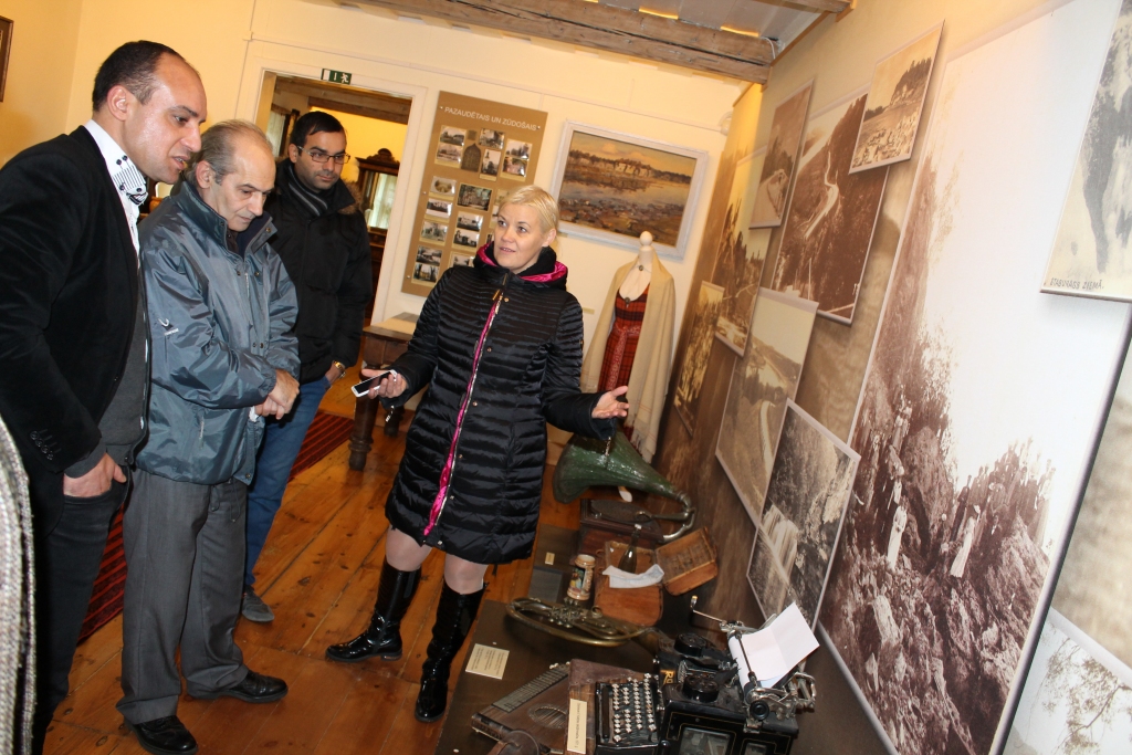 IEPAZĪST VĒSTURI. Imigranti no Irākas un Sīrijas apskata Aizkraukles Vēstures un mākslas muzejā izvietotos eksponātus, par tiem viņiem pastāstīja muzeja darbiniece. No labās — projekta “Informācijas centrs imigrantiem” brīvprātīgo koordinatore Ramona Liepiņa.                                                       
Autors: no semināra organizatoriem