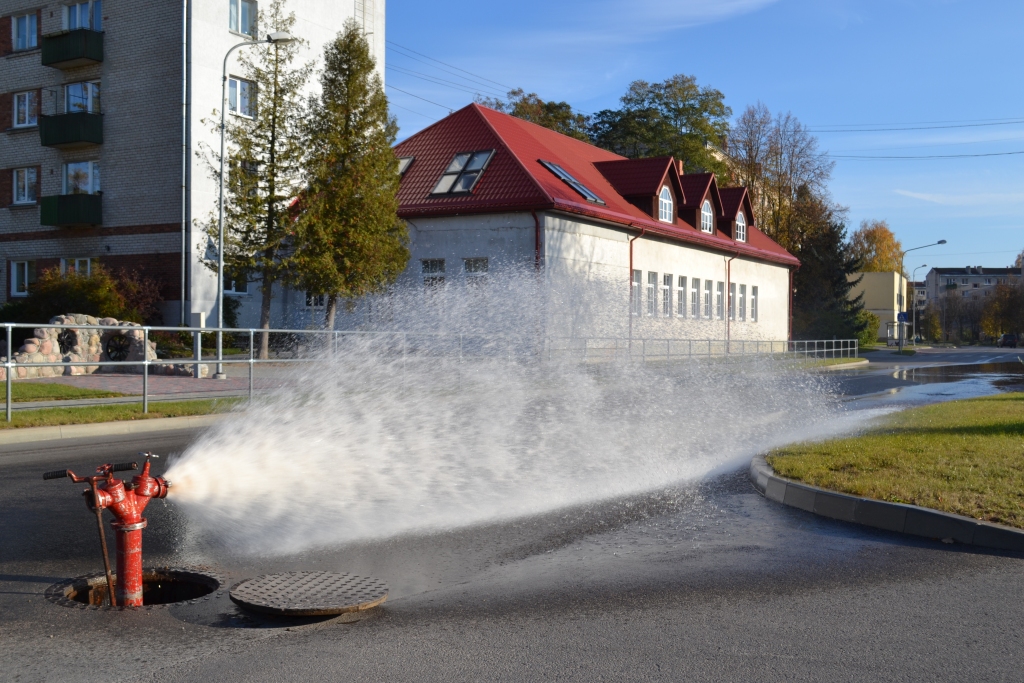 NEIERASTA AINA. “Aizkraukles ūdens” darbinieki pie Aizkraukles Mākslas skolas skalo ūdensvadu, izmantojot ugunsdzēsības hidrantu. “Pilsētā ir hidrantu akas. Pie hidranta pieskrūvē ierīci, kāda redzama attēlā, un padod ūdeni,” skaidro VUGD Aizkraukles posteņa komandiera pienākumu izpildītājs Mihails Maškovs. 
Autors: Guna Mikasenoka