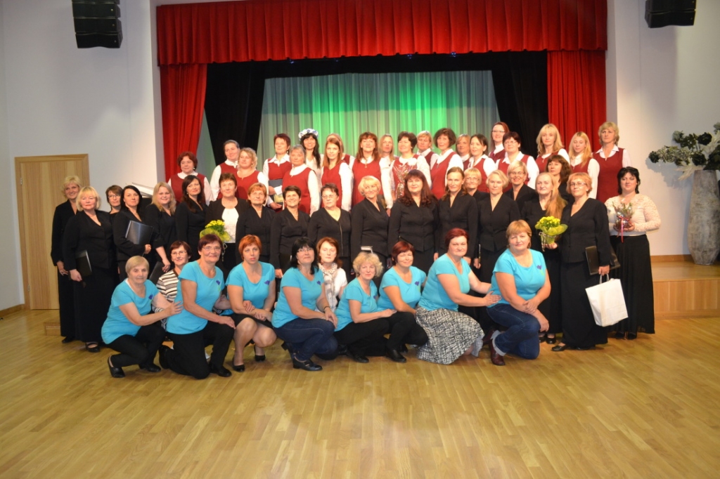 PĀRROBEŽU DRAUGI kopā dzied un dejo, bet pēc koncerta top arī koppilde.  	
Autors: Lana Ķirse