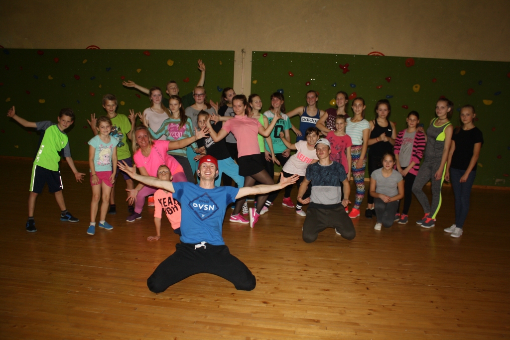 DEJA AIZRAUJ. Treneris Uldis (priekšā ar cepurīti) labi jūtas deju zālē starp jauniešiem. 

Autors: Sandra Pumpure