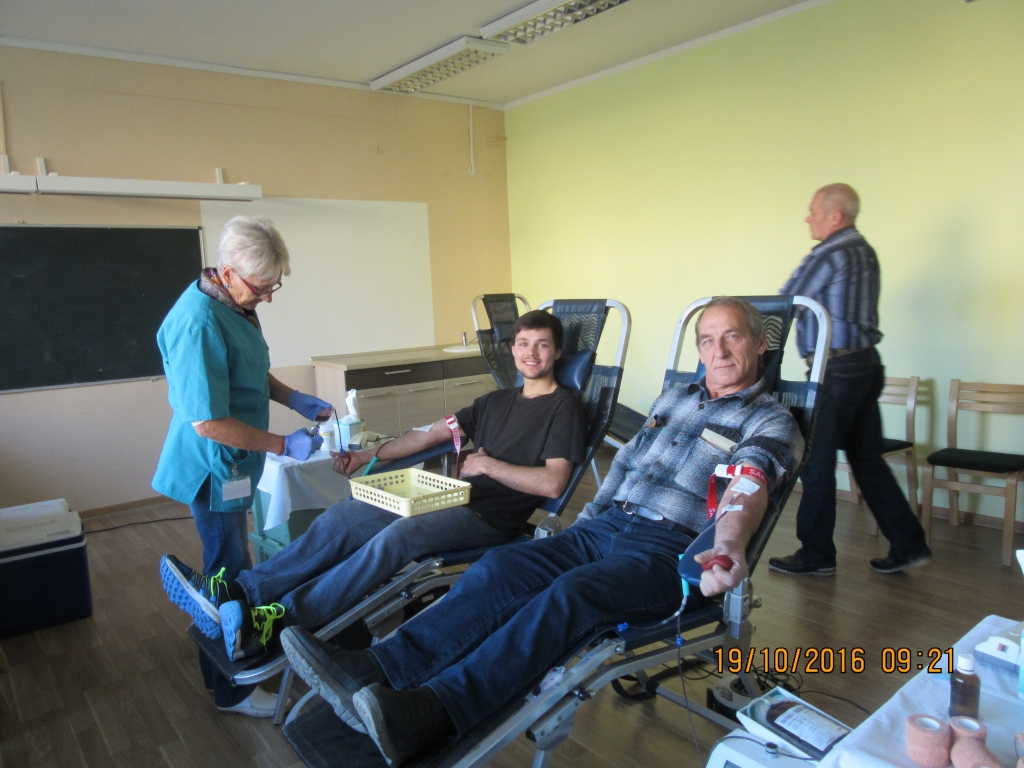 Bebru pagastā asinsdonoru diena notiek regulāri. Asinis ziedo Pāvels Orlovs no Bormaņiem (no labās) un Jānis Bērziņš no Iršu pagasta.                                                                               
Autors: no Lības Zukules albuma