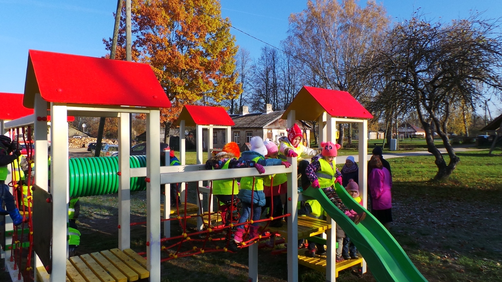 MODERNAJĀ LAUKUMĀ labi jūtas pirmsskolas izglītības iestādes “Čiekuriņš” audzēkņi, bet prieks par jaunu atpūtas vietu ir arī viņu vecākiem.                                                                                                 
Autors: Maija Kuzņecova