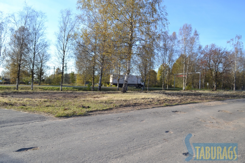 Vieta, kur ir pagrieziens uz HES pusi, ir sakopta. 