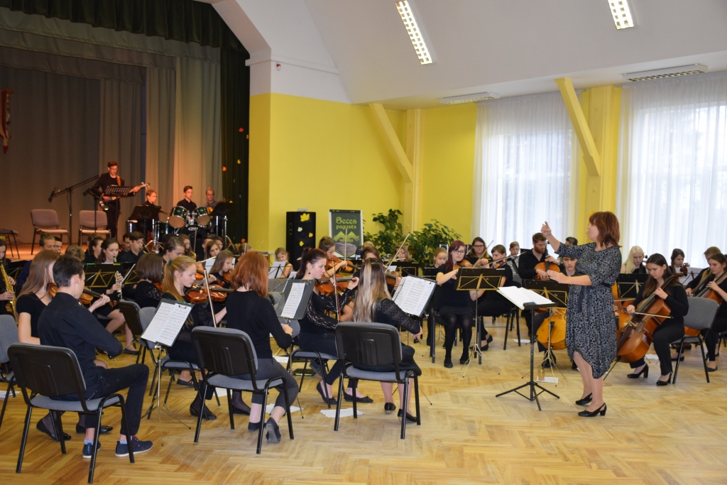 AIZVIEN “DRAUGI” — apvienotais simfoniskais orķestris “Draugi” daudzus gadus palicis uzticīgs festivālam “Draugi” un ik rudeni sajūsmina klausītājus Jaunjelgavā, jau trešo gadu — arī koncertā Secē. 
Autors: Elita Brovacka