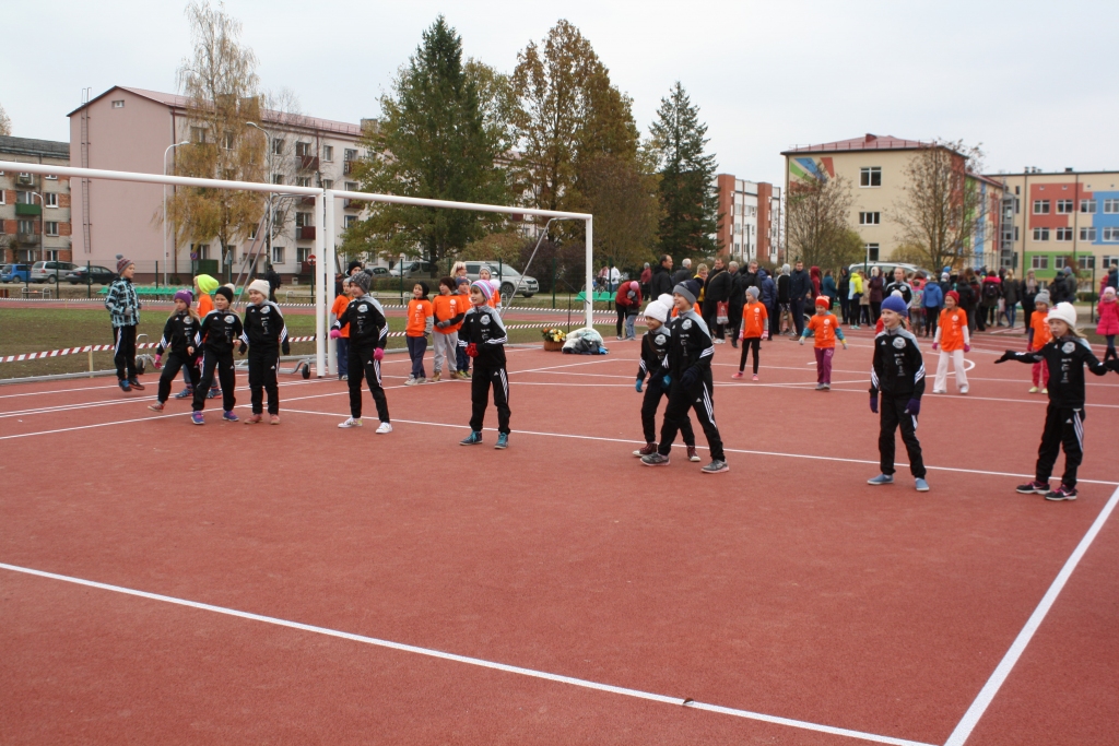 SPORTO VISA SKOLA! — aicina projekta “Sporto visa klase” dalībnieki no 4.b klases. 

Autors: Sandra Pumpure