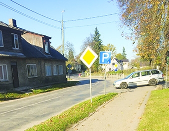 Viena otru aizsedz. Ceļa zīmes Daugavas ielā novietotas pārāk tuvu viena otrai.                                                                                  
Autors: aculiecinieka 