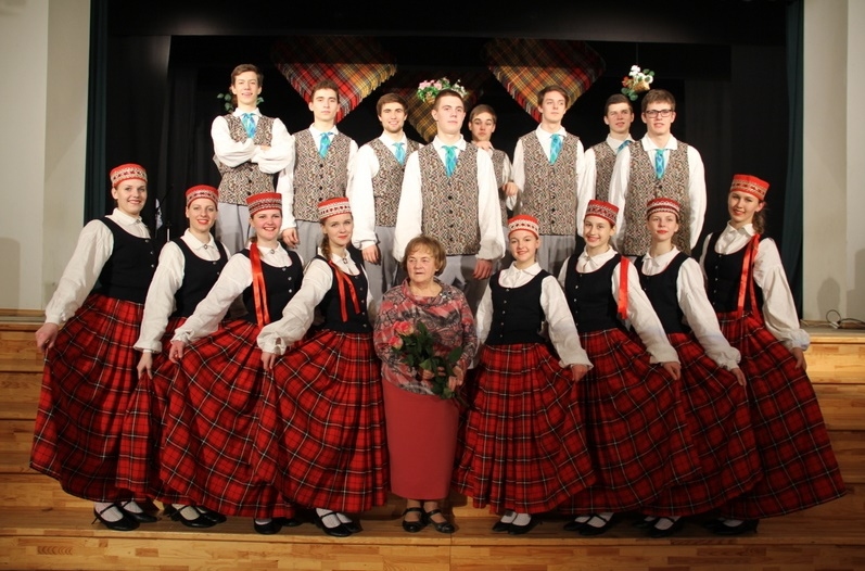 MŪSU VADĪTĀJA — tā par Kornēliju Reisneri saka ne tikai Kokneses kultūras nama jauniešu deju kolektīvs, bet arī Kokneses kultūras nama dāmu deju kolektīvs “Tik un tā”, Ilmāra Gaiša Kokneses vidusskolas 3. — 4. klases un 10. —  12. klases deju kolektīvs.                                                                                             
Autors: no “Staburaga” arhīva