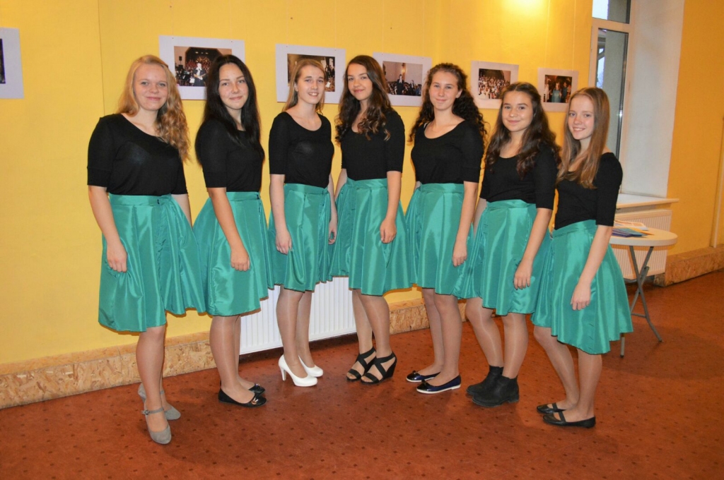 JAUNAJOS TĒRPOS popgrupas “Fridrihštate” jaunietes pirmo reizi dziedāja mūzikas festivālā “Draugi” Jaunjelgavā.                                                                                                                                                        
Autors: Una Arbidāne