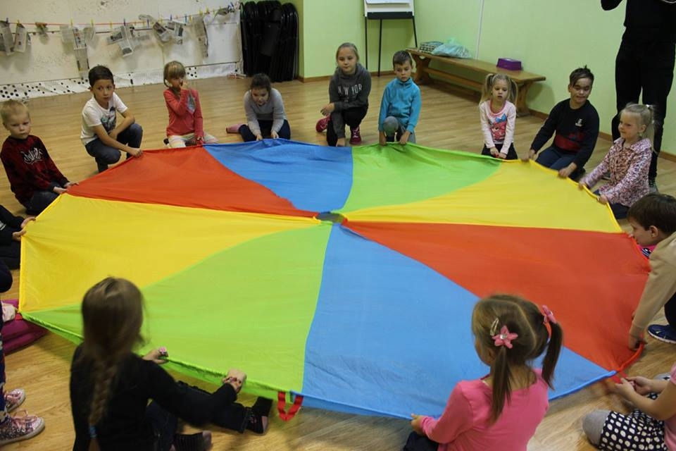 Uz krāsainā auduma vēl jāsaliek bumbiņas un, visiem reizē tās metot gaisā, iznāks salūts! 
Autors:  