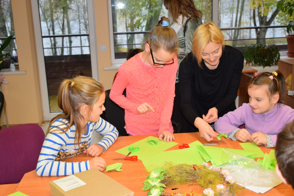 ORIGAMI MĀKSLU radošajā darbnīcā apgūst jaunākie svētku dalībnieki. 
Autors: Elita Brovacka