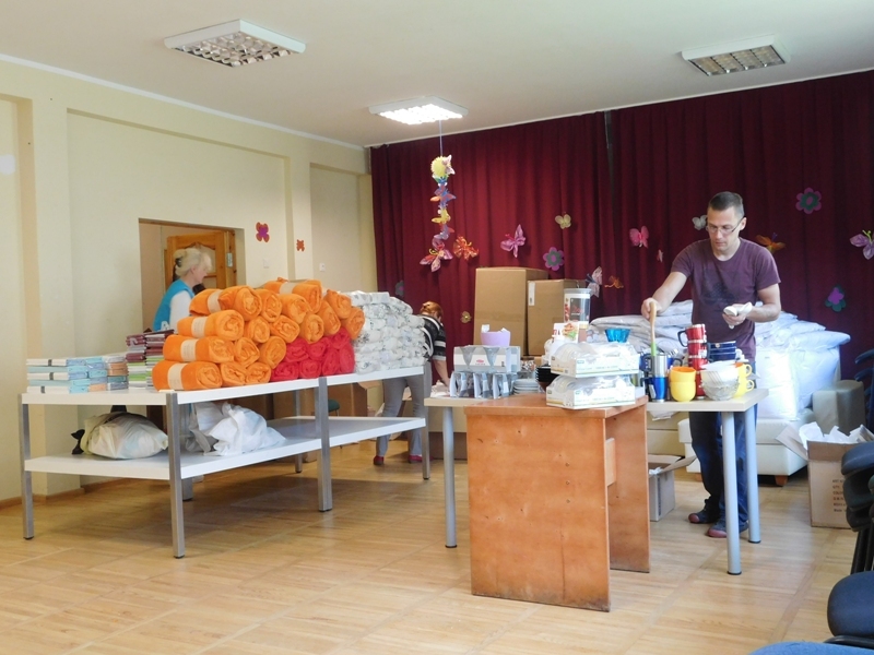 MĪKSTA UN SILTA DĀVANA. Tagad 34 pansijas iemītnieki var segties siltām segām skaistos pārvalkos, gulēt mīkstos spilvenos un sildīties ar mīkstiem plediem.                                                                
Autors: no biedrības “NSUS”