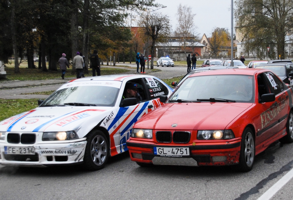 Uz starta! Līdzās Raivja Galviņa vadītajai mašīnai Mārtiņa Muižnieka BMW. Lai arī piektā posma vienā braucienā Mārtiņam izdevās Raivi apsteigt, kopumā Raivis tomēr bija ātrāks.                                           

Autors: Jānis Galviņš