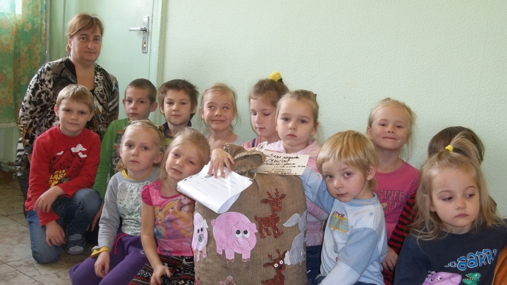 “Ezīšu” grupas kolektīvs ar ozolzīļu maisu, kas jau nogādāts zooloģiskā dārza iemītniekiem. 

Autors: no “Čiekuriņa”