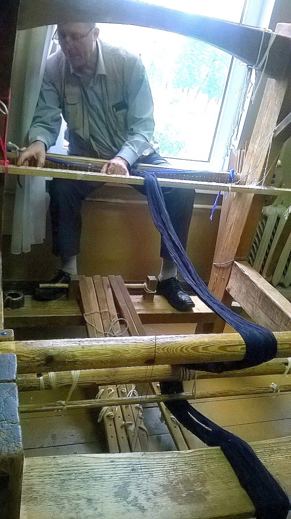 Ierāda jaunu tehniku. Pie stellēm meistars Māris Maniņš.

Autors: Mirdza Brūniņa