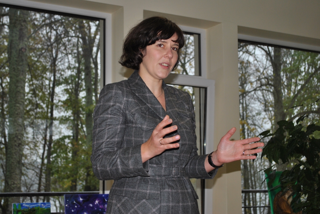 NODOKĻI JĀMAKSĀ. Finanšu ministre Dana Reizniece-Ozola centās atbildēt uz visiem iedzīvotāju jautājumiem.  
Autors: Sandra Pumpure