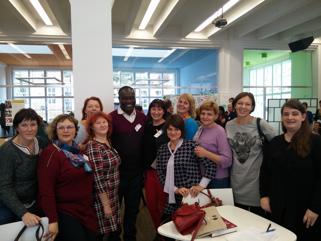 DAŽĀDA PIEREDZE. Foruma dalībnieki bija no dažādām valstīm. Vidū — Sanita Fjodorova. 

Autors: no Vides izglītības fonda