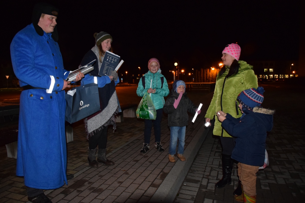 Gājējiem tumsā. Uzņēmuma “Gjensidige” pārstāvji dāvina atstarotājus Aizkraukles ielās sastaptajiem.

Autors: Imants Kaziļuns