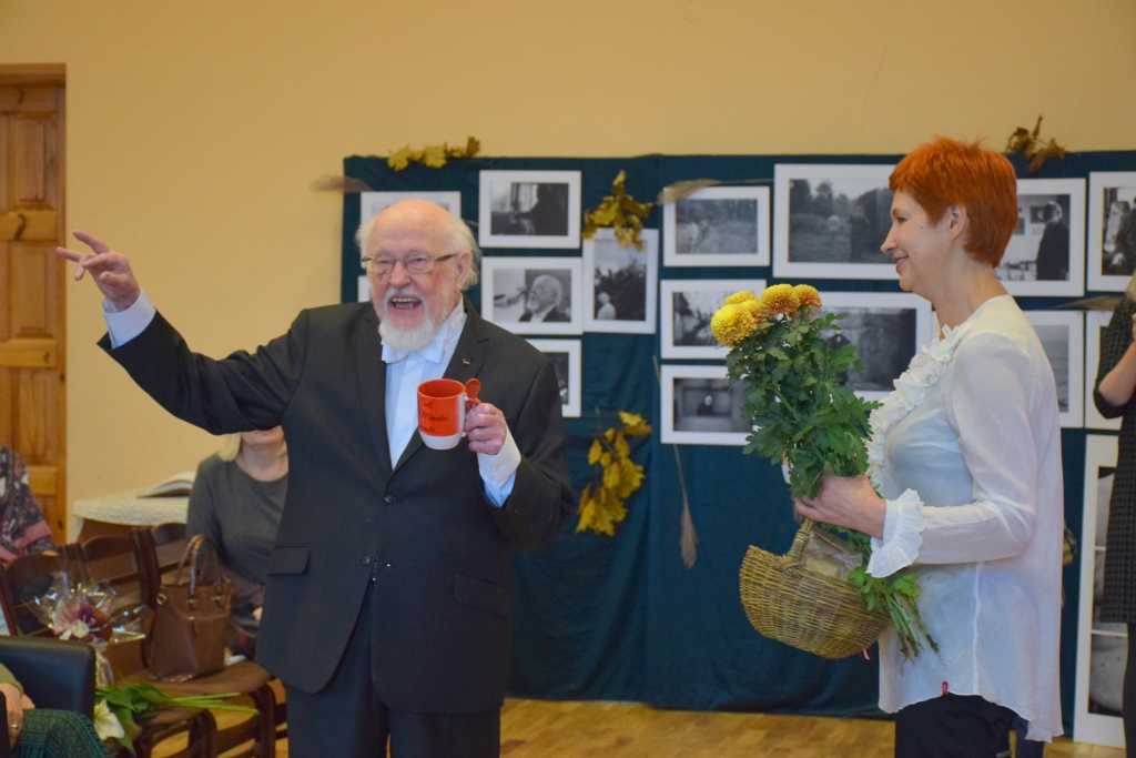 “Mēs nedrīkstam uzdot un nolaist rokas!” Vienmēr garā stipro dzejnieku sveic   Kurmenes tautas nama vadītāja Sarmīte Ķīse.
Autors: Imants Kaziļuns