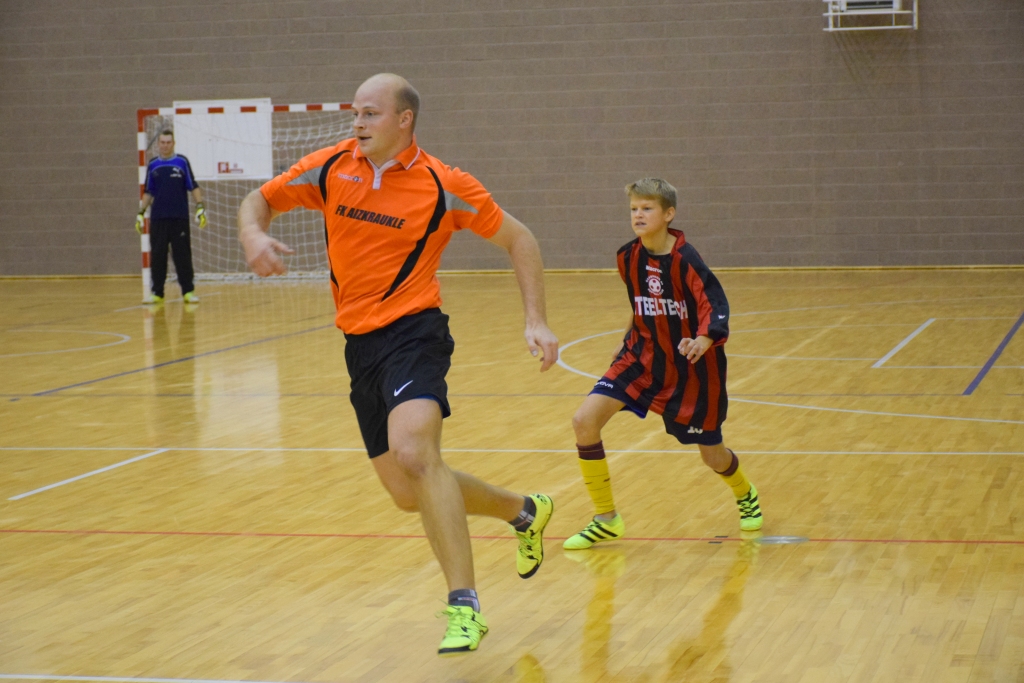 JAUNĪBA PRET PIEREDZI. Vakara pirmajā mačā komandas “FC Aizkraukle” daudzsološie futbolisti turējās, braši stājoties pretī pieredzējušajiem vienības “Step Trans” vīriem.
Autors: Viesturs Kaktiņš