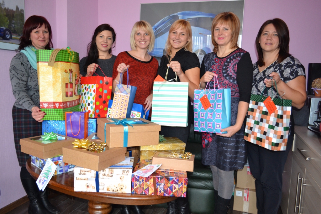 Čaklie rūķi. Inga Kļaviņa (no kreisās), Ingūna Kondrāte, Mārīte Reinicāne, Laura Ostvalde, Inita Ruble un Gunta Brice — tā ir tikai neliela daļa no Aizkraukles čaklajiem rūķiem, kas sadarbībā ar biedrību “NSUS” iesaistījās dāvanu gādāšanā. Kopā komandā ir gandrīz 20 mammu. Dāvanas, kas sagādātas ģimenes krīzes centra “Dzeguzīte” bērniem un pansijas senioriem, mammas kopā ar biedrības vadītāju Līgu brauks pasniegt pašas.

Autors: www.nsus.lv