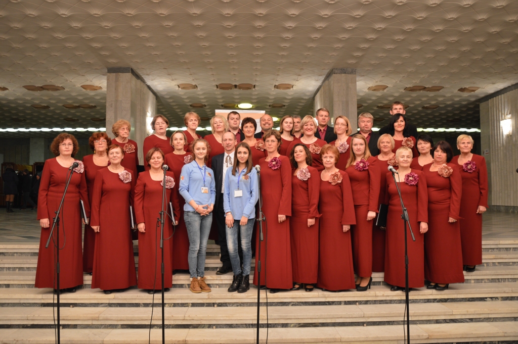 MĀJUP AR ZELTA DIPLOMU. Jauktais koris “Aizkraukle” kopā ar vietējām pavadonēm festivālā Moldovā, Kišiņevā. Iegūtais Zelta diploms starptautiskajā konkursā ir lielisks panākums — par to gandarīti visi dziedātāji. 
 
Autors: Rolands Gagainis