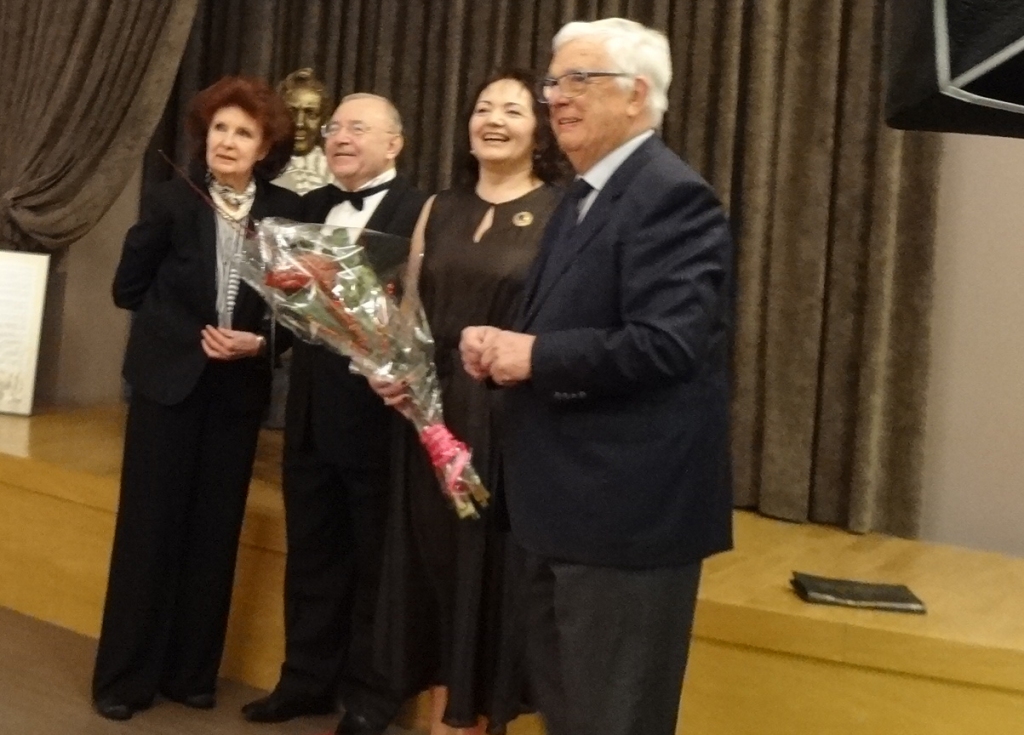 Sveicēji. Jakovu Rafalsonu (centrā) ar dzīvesbiedri jubilejā sveic Maestro ar kundzi Lanu. 