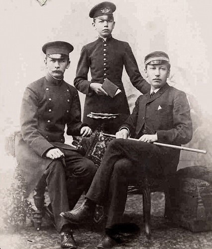 Indriķis un Made Rumpes ar dēliem. 	
Autors: no www.data.lnb.lv