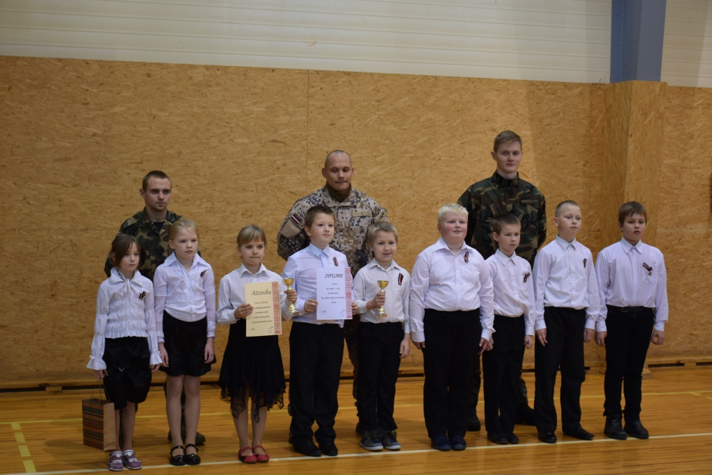 PATRIOTISMA STUNDA. Seces pamatskolā otro gadu Lāčplēša dienā notiek ierindas skate. Pērn tajā piedalījās tikai vecāko klašu skolēni, šogad ierindā soļoja arī mazākie — 1.—3. klases audzēkņi. Skates vērtētāji — Aizkraukles novada jaunsargu vienības jaunsargs Andris Rudzītis (no kreisās), instruktors Gints Kokins un jaunsargs Austris Kļaviņš — bilda, ka šo grupu novērtēt bija vissarežģītāk, tomēr mazie lieliski tika galā ar savu uzdevumu. Vairāk par patriotisko audzināšanu skolās lasiet 