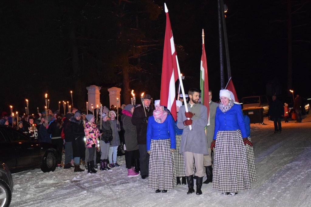 LĀPU GĀJIENĀ no Brīvības cīņās kritušo piminekļa līdz Daugavmalai jaunjelgavieši devās, plīvojot gan Latvijas, gan Jaunjelgavas novada karogam.
Autors: Elita Brovacka