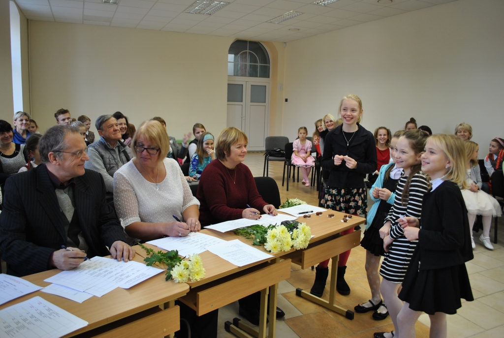 VEIKSME. Kārtas numuru izlozē Kokneses skolēni. 
Autors: Sandra Pumpure