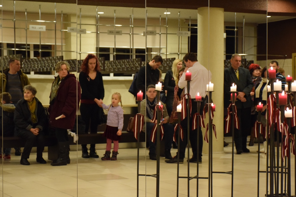 Pirms filmas. 11. novembrī filma tika demonstrēta Aizkraukles pilsētas kultūras namā. Zāle bija pārpildīta. 
15. novembrī to demonstrēs Skrīveros, 2. decembrī Koknesē un citviet Latvijā. 
Autors: Inga Patmalniece