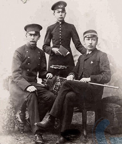 Trīs Rumpju dēli — studenti un reālskolnieks — ap 1893. gadu.
No kreisās: Jūlijs, Teodors un Pēteris (ar korporācijas “Letonia” deķeli (krāsu cepuri) galvā).                                            
Autors: no www.data.lnb.lv
